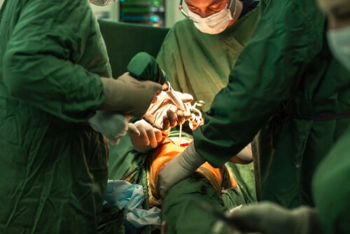 Chirurgo durante un intervento di protesi d'anca mini-invasiva