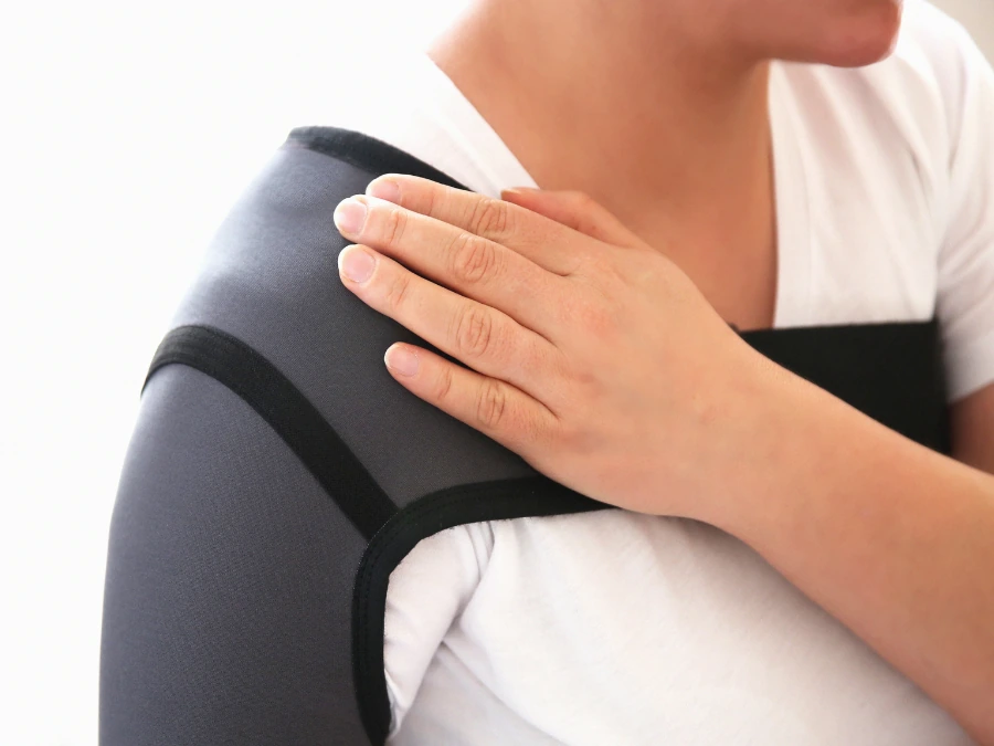 Paziente con tutore alla spalla durante la fase di recupero post-operatorio.