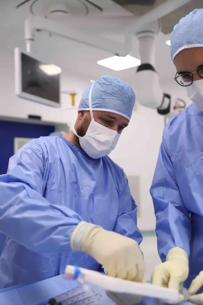 Iniezione di cellule staminali mesenchimali prelevate dal midollo osseo in un'articolazione lesionata.