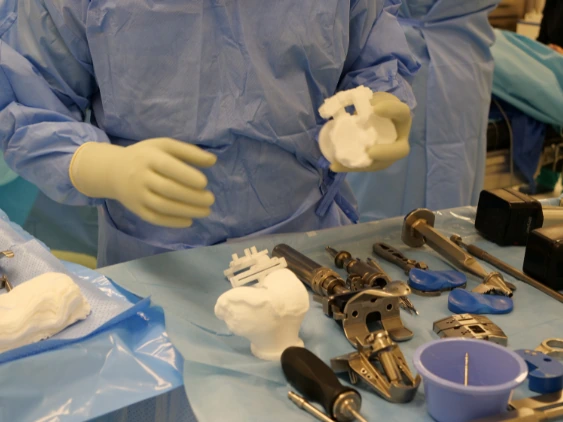 Chirurgo durante un intervento con tecnologia MyKnee e guide stampate in 3D personalizzate.