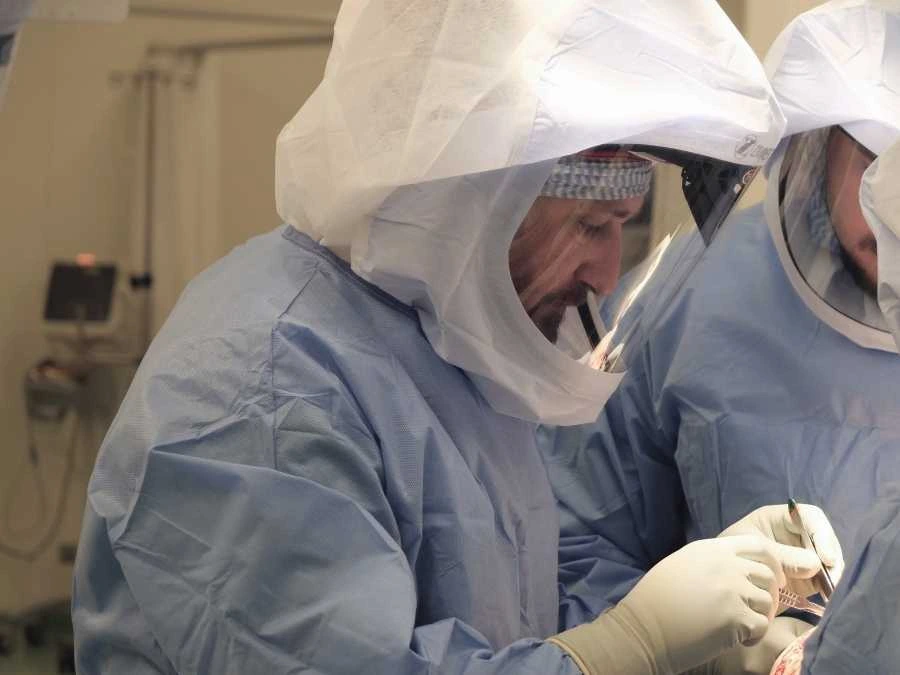 Chirurgo durante un intervento di protesi d’anca con accesso anteriore.