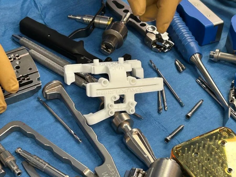 Chirurgo che impianta una protesi di ginocchio My Knee con strumenti personalizzati