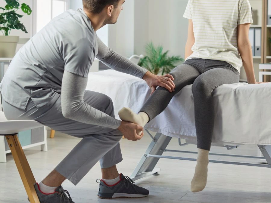 Paziente che svolge fisioterapia e cammina con supporto dopo protesi di ginocchio My Knee