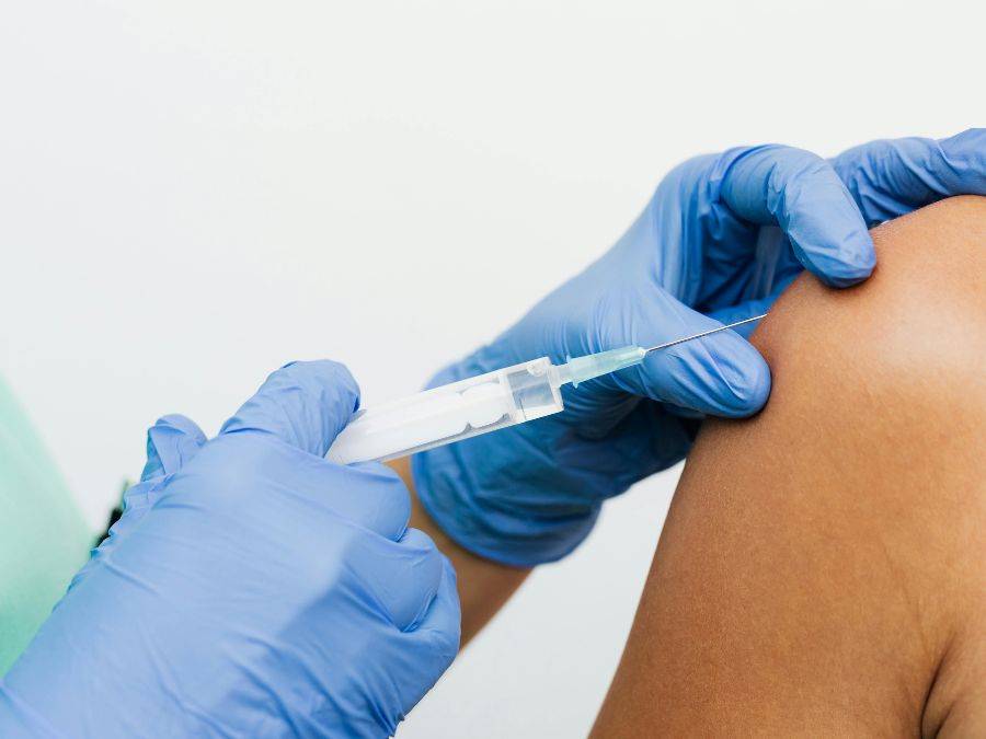 Medico che effettua un trattamento rigenerativo articolare con cellule staminali