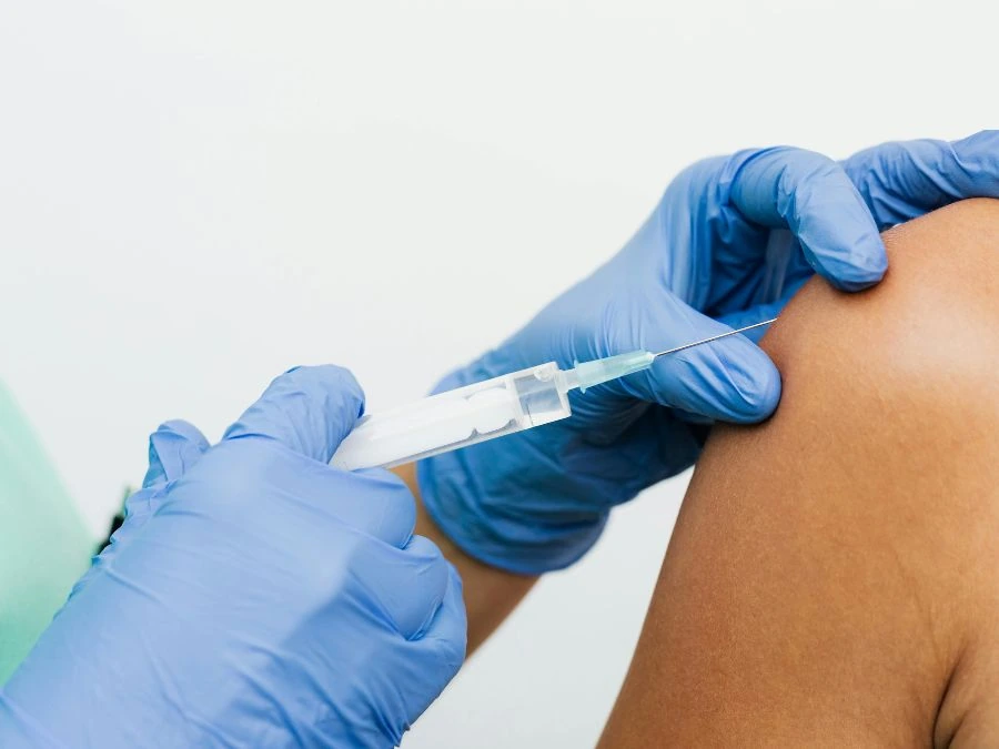 Medico che effettua un trattamento rigenerativo articolare con cellule staminali