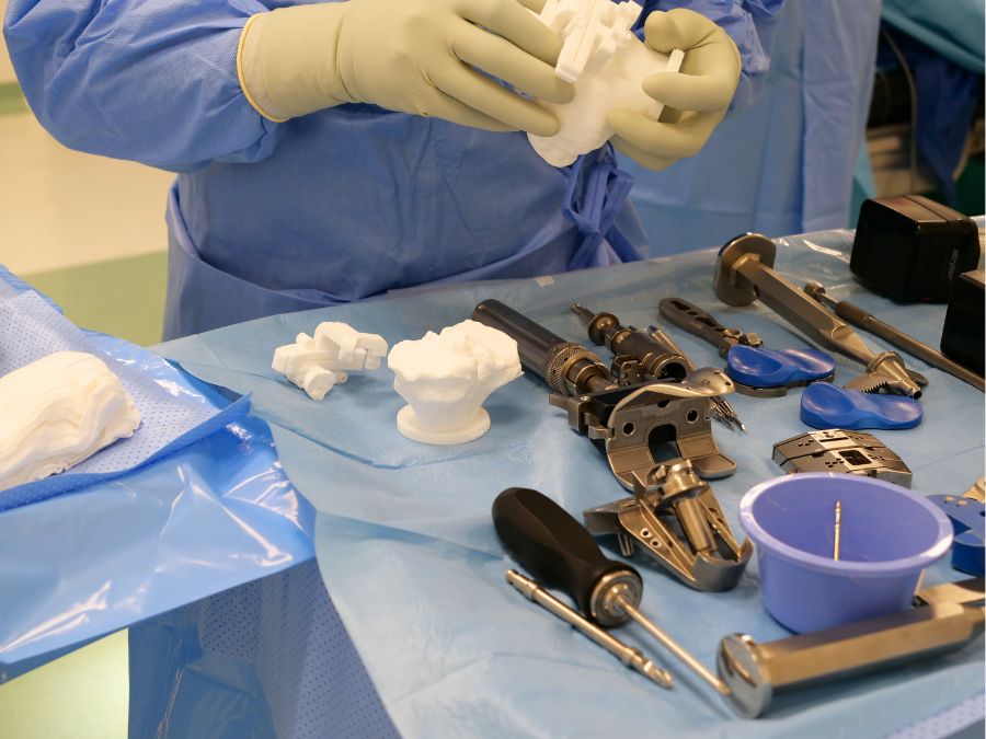 Chirurgo mostra un impianto protesico modificato per ginocchio,