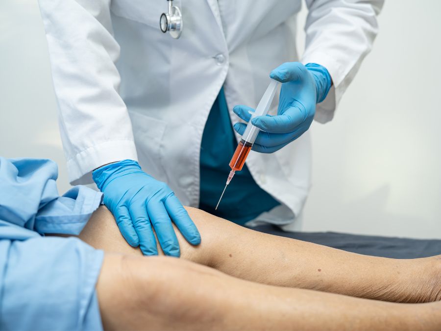 Infiltrazione di plasma ricco di piastrine al ginocchio eseguita da medico ortopedico.